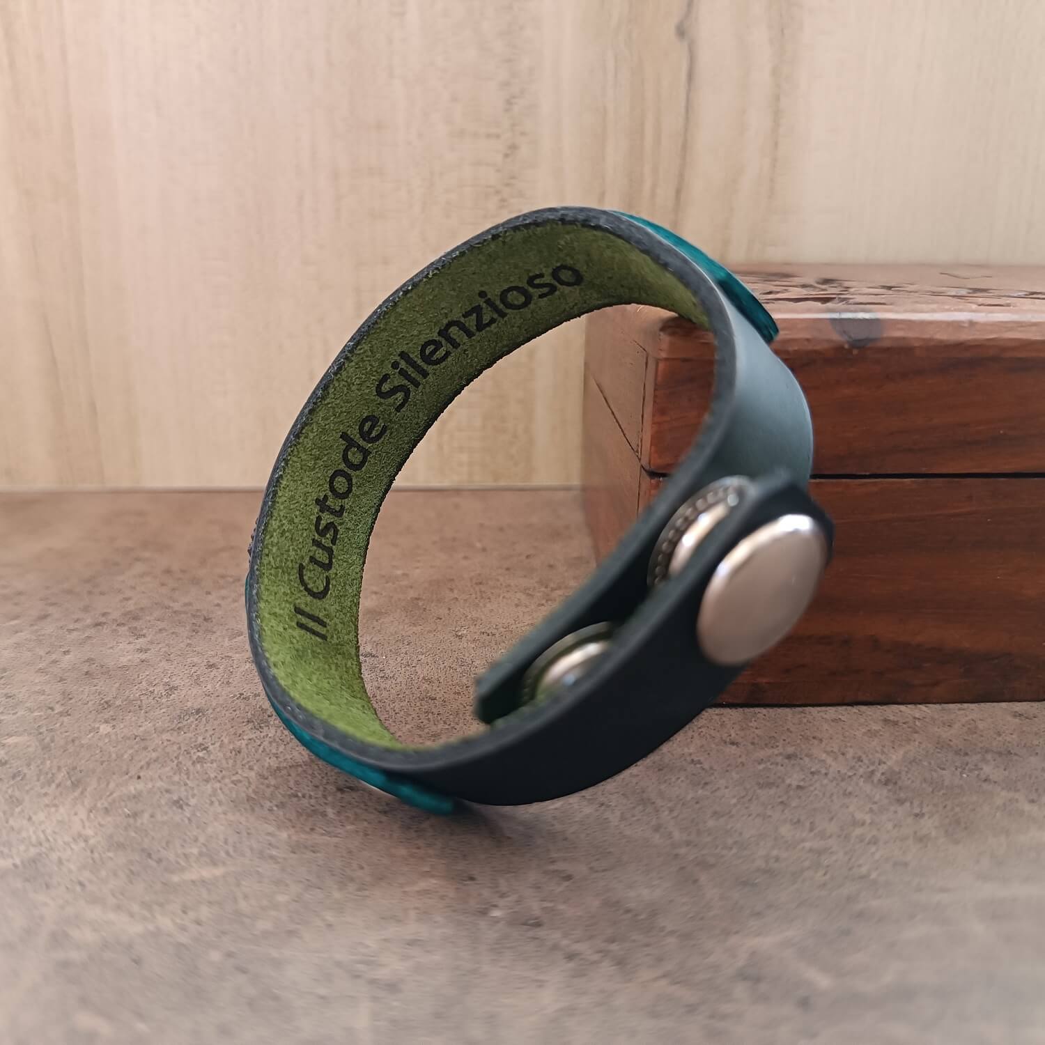 Backside close-up of the Inzaghi Bracelet revealing the engraved underside with the phrase “Il custode silenzioso” (“The Silent Guardian”) etched into the leather. The sturdy closure is visible, representing the quiet promise of loyalty and protection.
