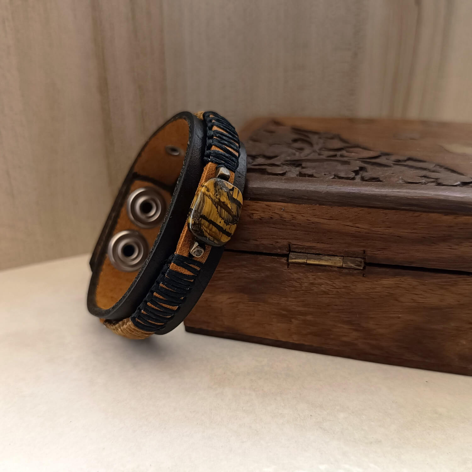 Tiger’s Eye leather bracelet for men with bronze detail and black macrame