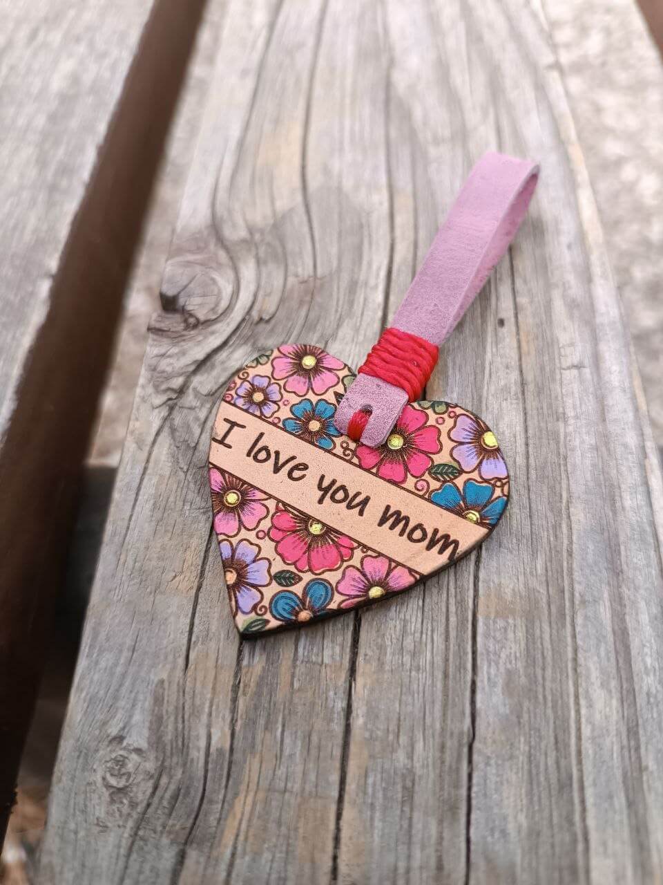 Heart-shaped floral tag with 'I love you mom' text on a wooden surface - finished sample of the free template