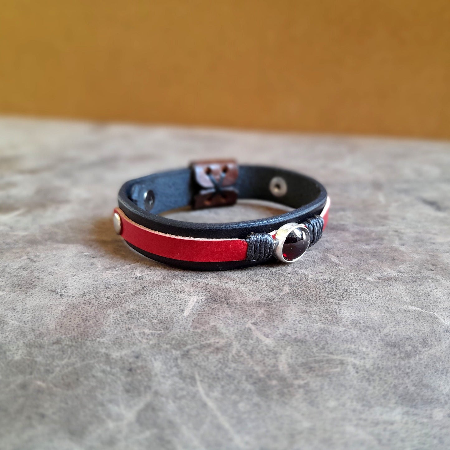 Bracelet minimaliste en cuir et grenat naturel, argent 925