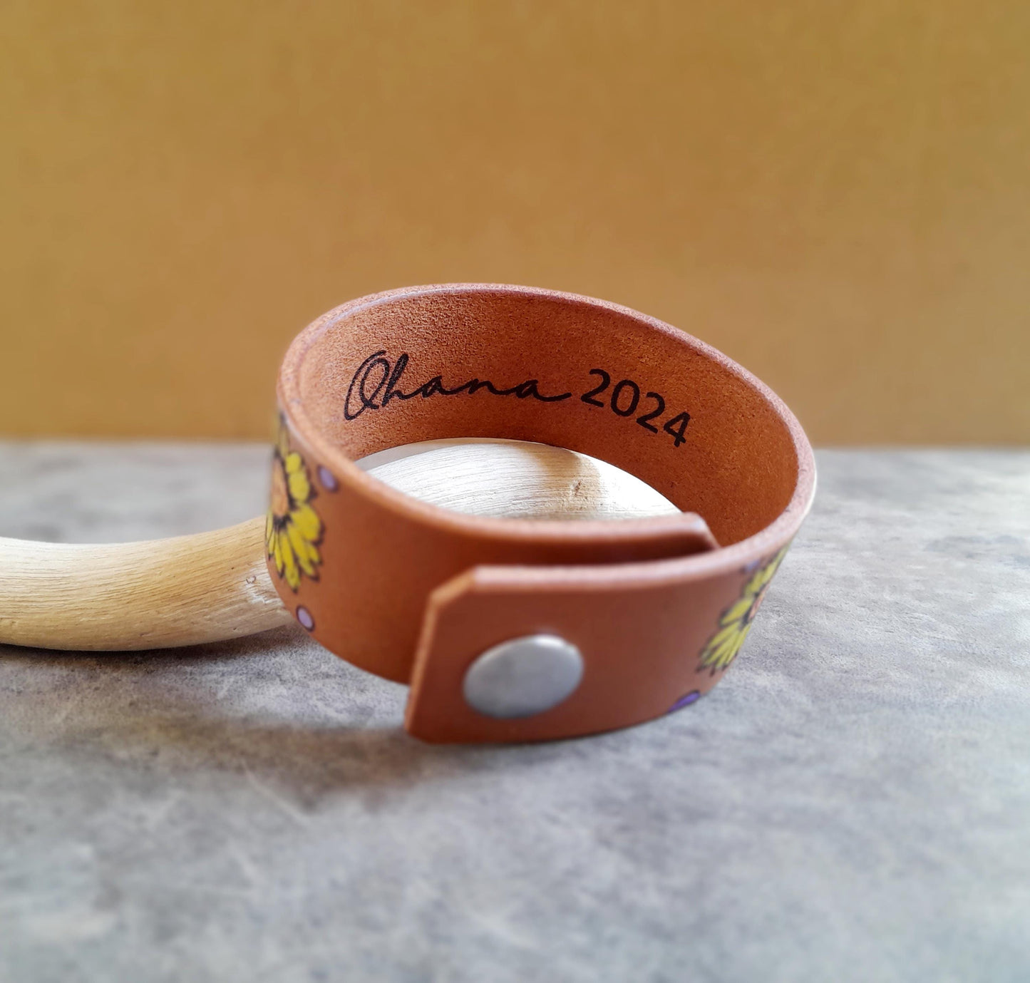 Grand bracelet manchette en cuir à fleurs jaunes et papillons