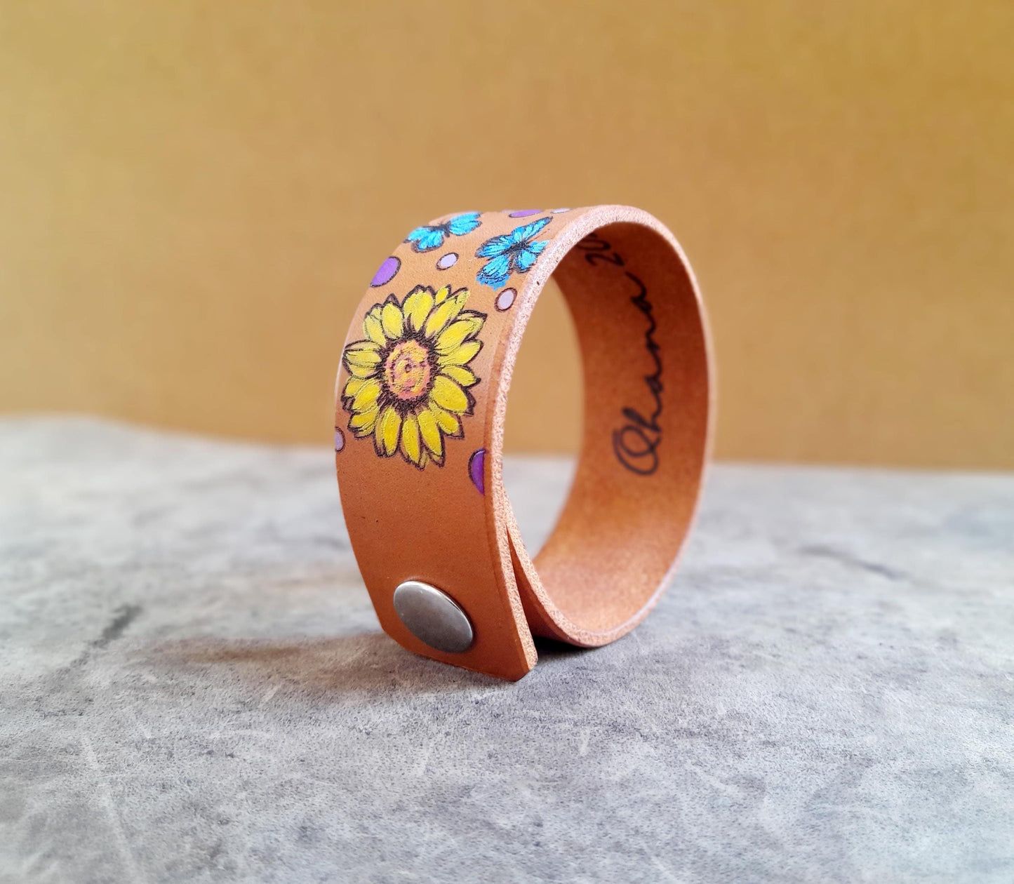 Grand bracelet manchette en cuir à fleurs jaunes et papillons