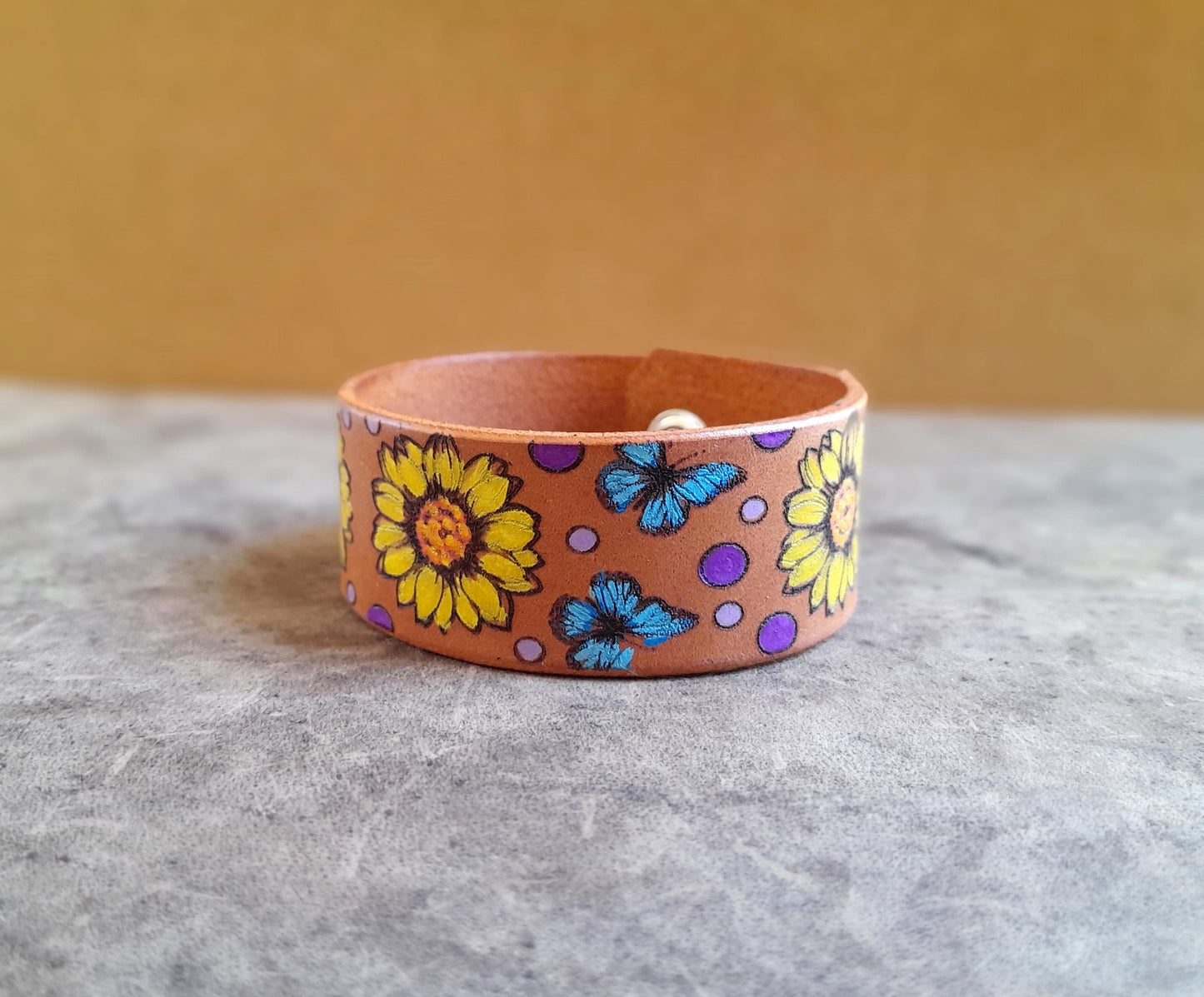 Grand bracelet manchette en cuir à fleurs jaunes et papillons