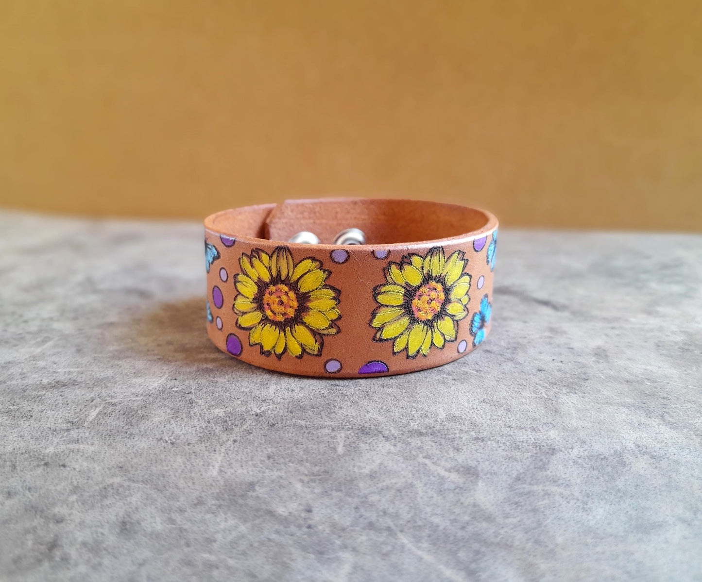 Grand bracelet manchette en cuir à fleurs jaunes et papillons