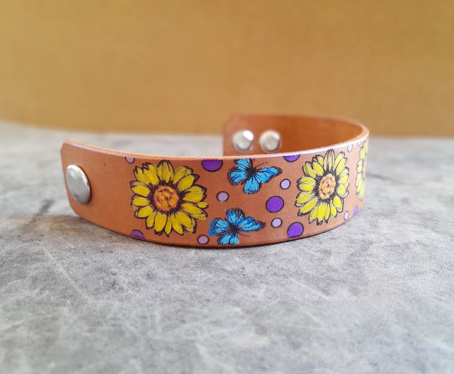 Grand bracelet manchette en cuir à fleurs jaunes et papillons