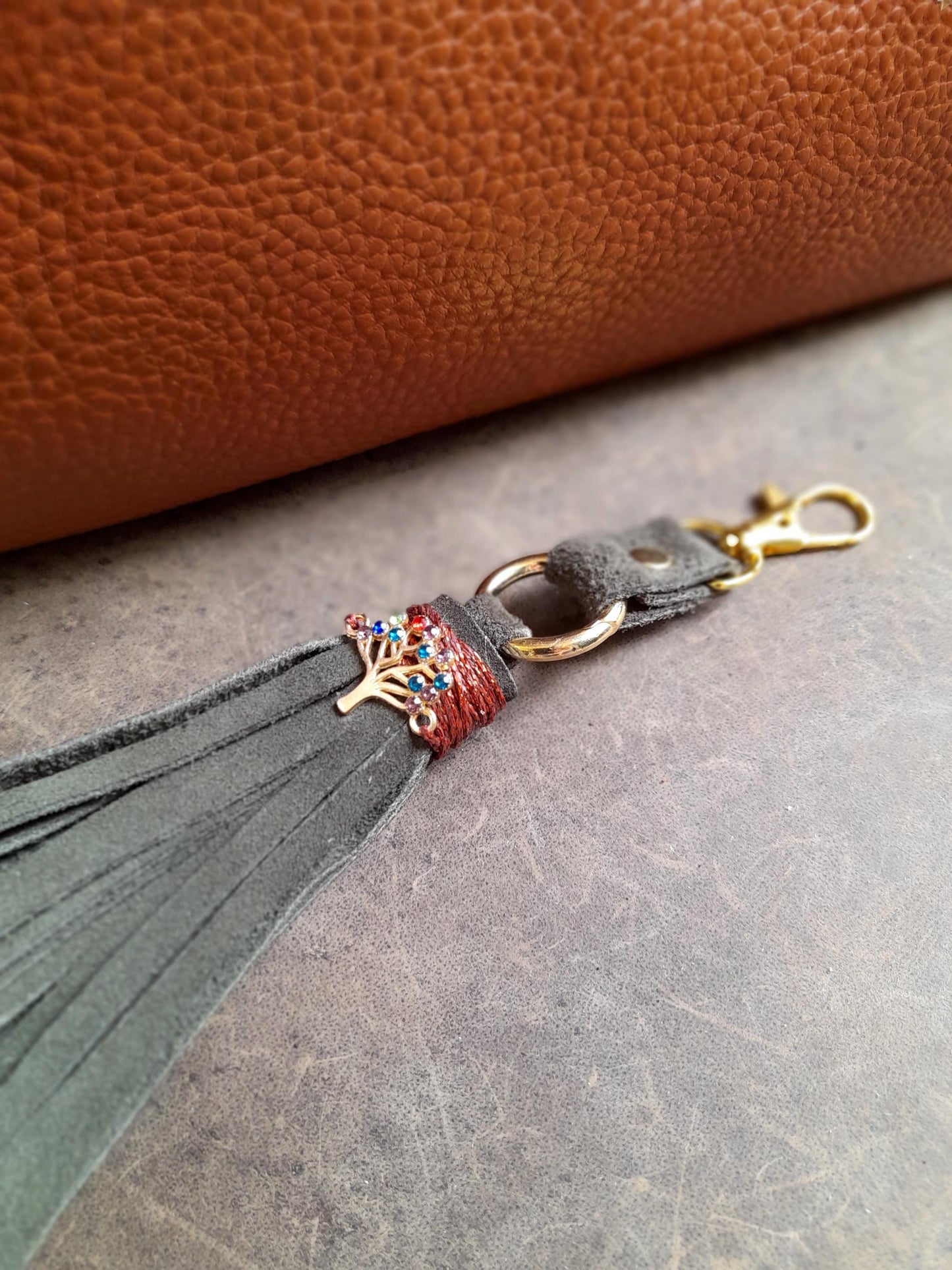 Bijou de sac Arbre de Vie avec long pompon en daim vert