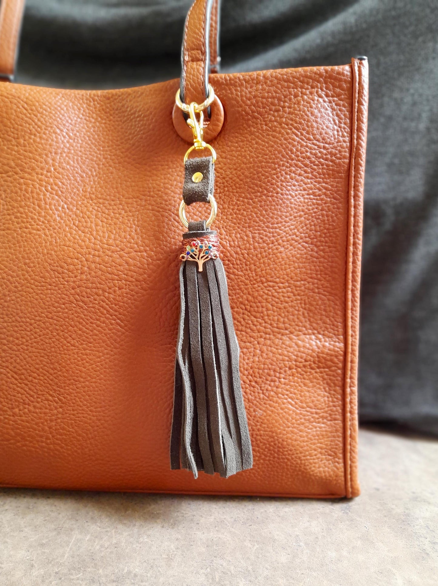 Bijou de sac Arbre de Vie avec long pompon en daim vert