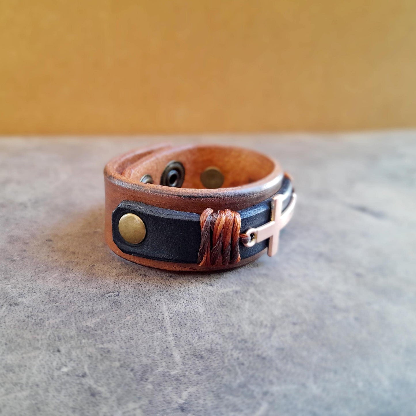 Bracelet unisexe en cuir avec croix en or rose et verset biblique/message personnalisé