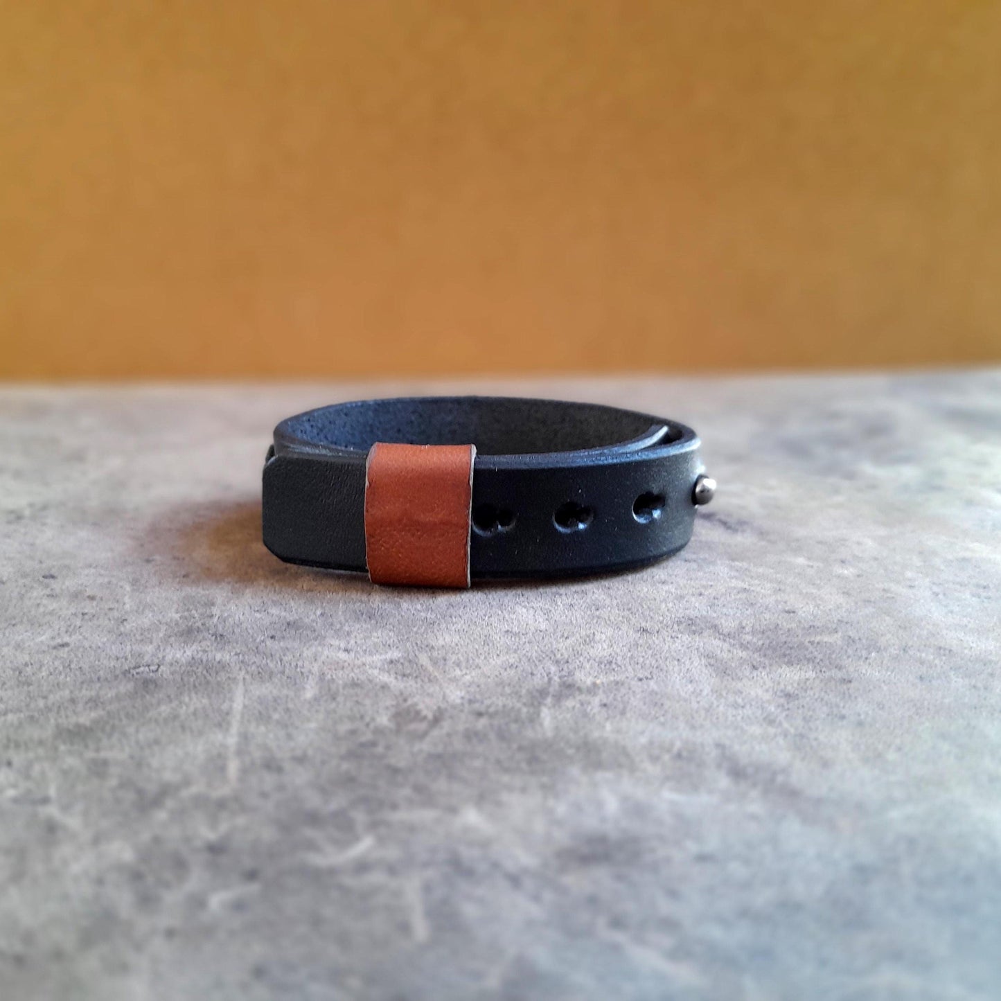 Bracelet en cuir et calcédoine bleu marine