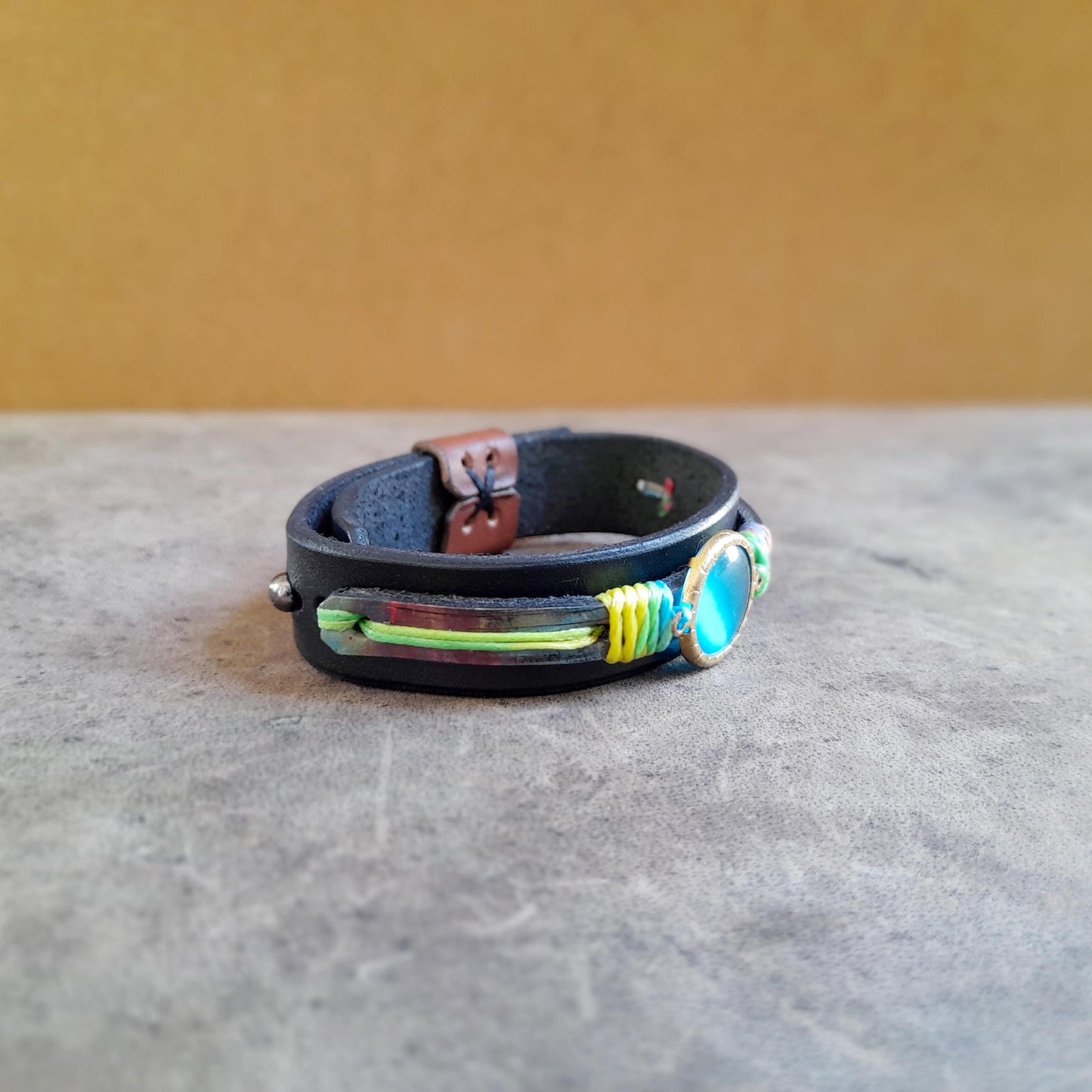 Bracelet en cuir et calcédoine bleu marine