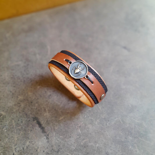 Bracelet manchette en cuir araignée croisée